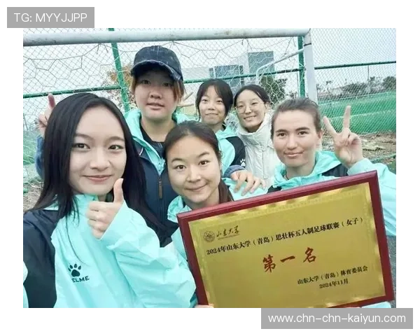 湖南师大决赛3-1战胜华中师范大学,捧起冠军奖杯