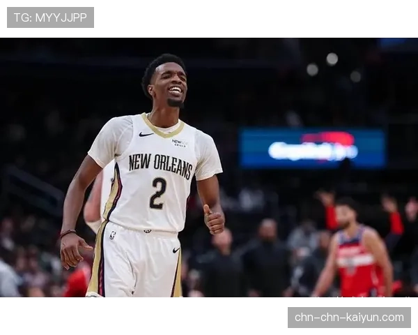 瞬间:鹈鹕琼斯鱼跃扑抢未果,仍迅速爬起回防并干扰了对手上篮 瞬间:鹈鹕琼斯鱼跃扑抢未果,仍迅速爬起回防并干扰了对手上篮